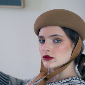 Grosgrain Wool felt button beret with chin strap ribbons beige