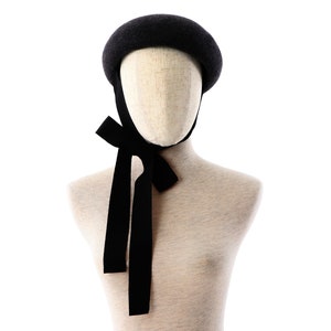 Grosgrain Wool felt button beret with chin strap ribbons charcoal gray