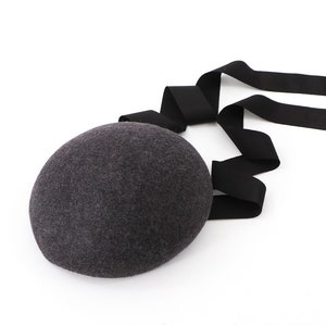 Grosgrain Wool felt button beret with chin strap ribbons charcoal gray