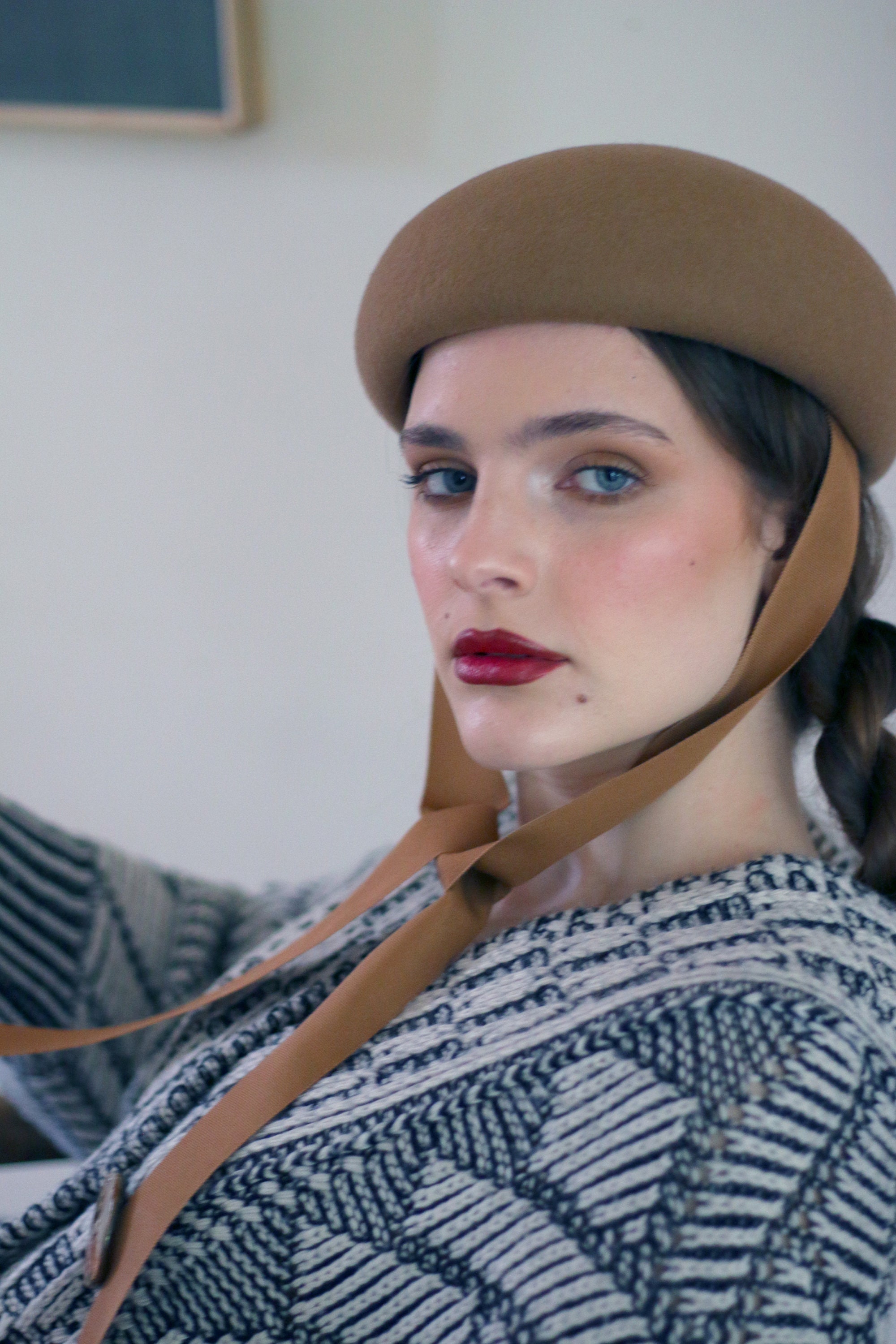 wool felt button beret with chin strap ribbons beige and Charcoal