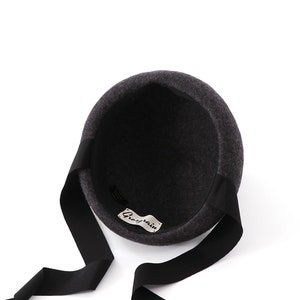 Grosgrain Wool felt button beret with chin strap ribbons charcoal gray
