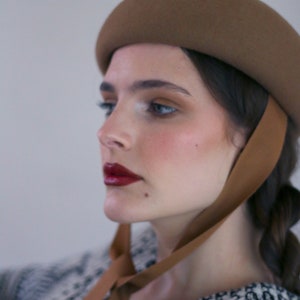 Grosgrain Wool felt button beret with chin strap ribbons beige