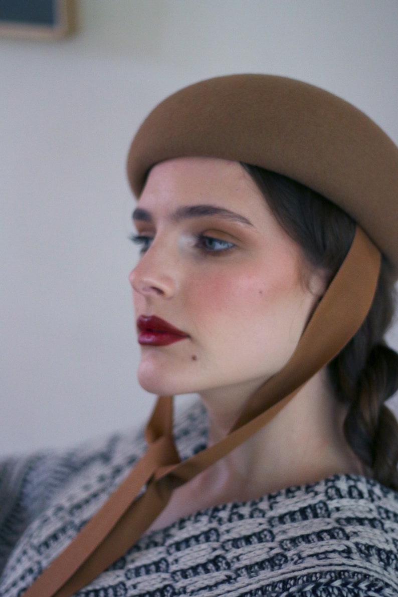 Grosgrain Wool felt button beret with chin strap ribbons beige