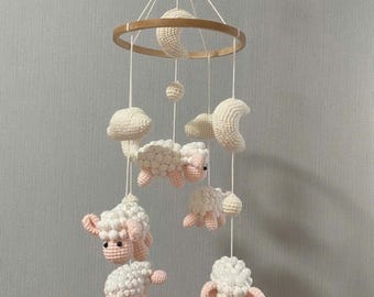 Pecorella all'uncinetto sulla luna con nuvole, decorazione per la cameretta del bambino, regalo amigurumi a forma di pecora, decorazione per culla fatta a mano, regalo per baby shower