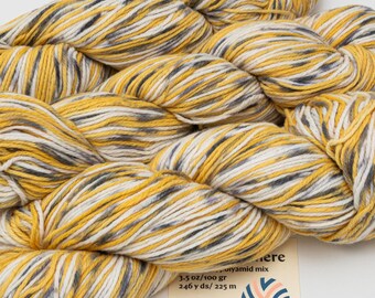 Hilo de mezcla de cachemira teñido a mano: amarillo gris DK, 3 madejas