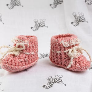 Rosa gestrickte Babystiefel, Baby-Dusche-Geschenk, Neugeborenen Geschenk, Wolle Baby Mädchen Booties, Säugling Krippe Schuhe rosa, Geschenk für die neue Mutter