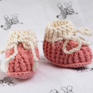 Rosa gestrickte Babystiefel, Baby-Dusche-Geschenk, Neugeborenen Geschenk, Wolle Baby Mädchen Booties, Säugling Krippe Schuhe rosa, Geschenk für die neue Mutter
