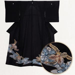 Vintage japansk svart sidenkimono, handmålad formell morgonrock, lång sidenkofta med blått blommönster