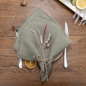 Servilletas de lino verde salvia, servilletas de lino 100 % puro, decoración rústica para fiestas, juego de 4 servilletas de tela con flecos para la cena, regalo de inauguración de la casa