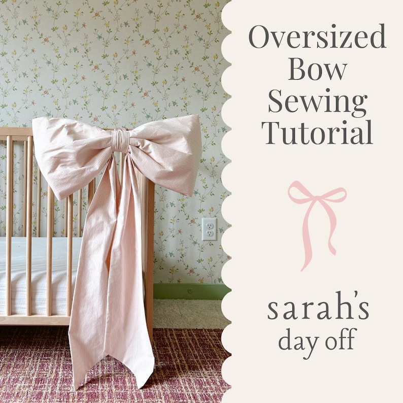 K&ouml;nnte beinhalten: Ein gro&szlig;er rosa Schleife aus Stoff ist um ein Holzbettchen gebunden. Die Schleife ist in einem gro&szlig;en, &uuml;berdimensionalen Knoten gebunden. Das Bettchen steht in einem Zimmer mit Blumentapete. Der Text "Oversized Bow Sewing Tutorial" und "sarah's day off" ist auf einem wei&szlig;en Hintergrund mit einem gewellten Rand geschrieben.