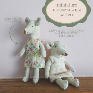 Puede incluir: Dos ratones de tela hechos a mano con vestidos florales. El texto de la imagen dice "miniature mouse sewing pattern" y "SEWING GUIDE & VIDEO WALKTHROUGH INCLUDED". Un ratón está de pie, el otro está sentado.