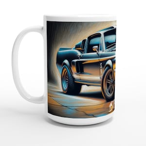 以下が含まれることがあります： 黒と青のクラシックなフォード・マスタングのイラストが描かれた白いセラミックマグカップ。車は、前輪が鋭く曲がったダイナミックなポーズで描かれており、後輪はわずかに地面から離れている。背景は、金色に輝くぼやけた道路の画像です。