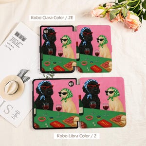 Pu&ograve; includere: Quattro custodie per e-reader Kobo con sfondo rosa. Ogni custodia presenta un'illustrazione stravagante di due cani con occhiali da sole e foulard, che si godono vino e snack. La parola "SASSY" &egrave; su un tagliere. Le custodie sono etichettate "Kobo Clara Color / 2E" e "Kobo Libra Color / 2".