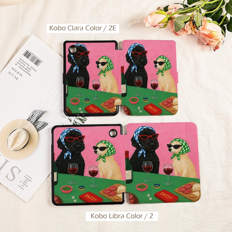 Pu&ograve; includere: Quattro custodie per e-reader Kobo con sfondo rosa. Ogni custodia presenta un'illustrazione stravagante di due cani con occhiali da sole e foulard, che si godono vino e snack. La parola "SASSY" &egrave; su un tagliere. Le custodie sono etichettate "Kobo Clara Color / 2E" e "Kobo Libra Color / 2".