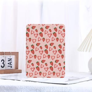 Funda para iPad con diseño de fresa y portalápices para iPad de 11, 10 y 9.ª generación, iPad Air 6, 5 y 4, iPad Pro de 13, 11, 10,9 y 10,5 pulgadas, iPad Mini de 12,9 pulgadas y 6 y 7.