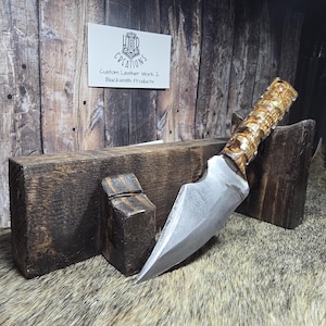 Hand-Forged High-Carbon Steel Hunting Knife, Red Oak Handle – Field Ready Tool