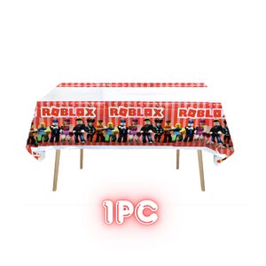 Op de afbeelding: Een rechthoekig rood-wit gestreept tafelkleed met het woord "ROBLOX" en karakterillustraties. Het tafelkleed is gedrapeerd over een houten tafel met vier poten. De afbeelding bevat ook de tekst "1PC".