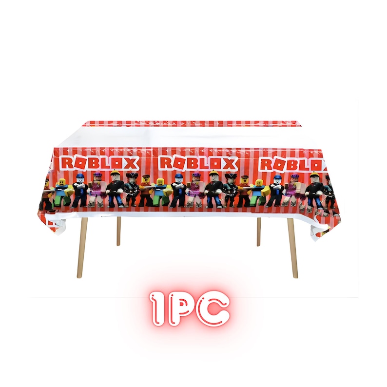 Op de afbeelding: Een rechthoekig rood-wit gestreept tafelkleed met het woord "ROBLOX" en karakterillustraties. Het tafelkleed is gedrapeerd over een houten tafel met vier poten. De afbeelding bevat ook de tekst "1PC".