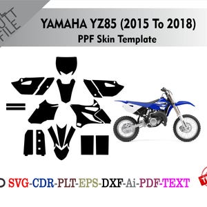Op de afbeelding: Een diagram van zwarte motorfietsonderdelen en een blauw-witte Yamaha YZ85 motorfiets. De tekst luidt "YAMAHA YZ85 (2015 tot 2018) PPF Skin Template". De afbeelding bevat ook de tekst "SVG-CDR-PLT-EPS-DXF-Ai-PDF-TEXT".