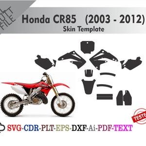 Könnte beinhalten: Ein rotes und weißes Honda CR85 Dirtbike mit einer Skin-Vorlage. Das Bild enthält eine Diagramm der Motorradteile und den Text "Honda CR85 (2003-2012) Skin Template". Der Text "SVG-CDR-PLT-EPS-DXF-Ai-PDF-TEXT" ist ebenfalls enthalten.