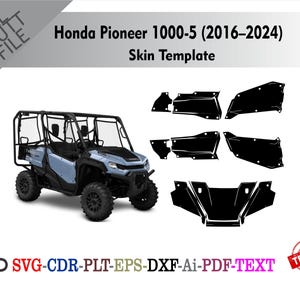 Può includere: Un veicolo utilitario side-by-side Honda Pioneer 1000-5 (2016-2024) blu chiaro con ruote nere e roll-bar nero. L'immagine include anche un modello di skin in nero. Il testo include "Honda Pioneer 1000-5 (2016-2024) Skin Template".