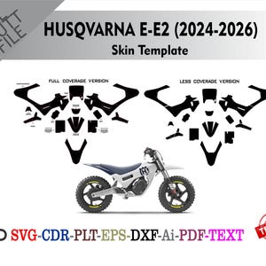 Op de afbeelding: Een Husqvarna E-E2 (2024-2026) skin template wordt getoond, met volledige en minder dekkende versies. De afbeelding bevat een witte en blauwe motorfiets en de tekst "SVG-CDR-PLT-EPS-DXF-Ai-PDF-TEXT". Een rode "TESTED" stempel is ook zichtbaar.
