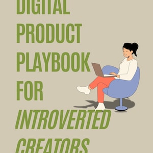 以下が含まれることがあります： 緑色の「DIGITAL PRODUCT PLAYBOOK FOR INTROVERTED CREATORS」というテキストのイラスト。青い椅子に座ってラップトップを使っている人がいます。下部のテキストは「MAKE PASSIVE INCOME ONLINE WITHOUT SHOWING YOUR FACE OR BURNING OUT」です。