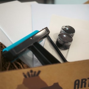 Stamp & Create: Kit de impresión en cartón pluma para niños