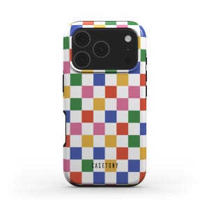 Könnte beinhalten: Eine Smartphone-Hülle mit einem mehrfarbigen Schachbrettmuster aus roten, blauen, grünen, gelben und rosa Quadraten auf weißem Grund. Der Markenname CASETONY ist in schwarzer Schrift im unteren Bereich der Handyhülle aufgedruckt.