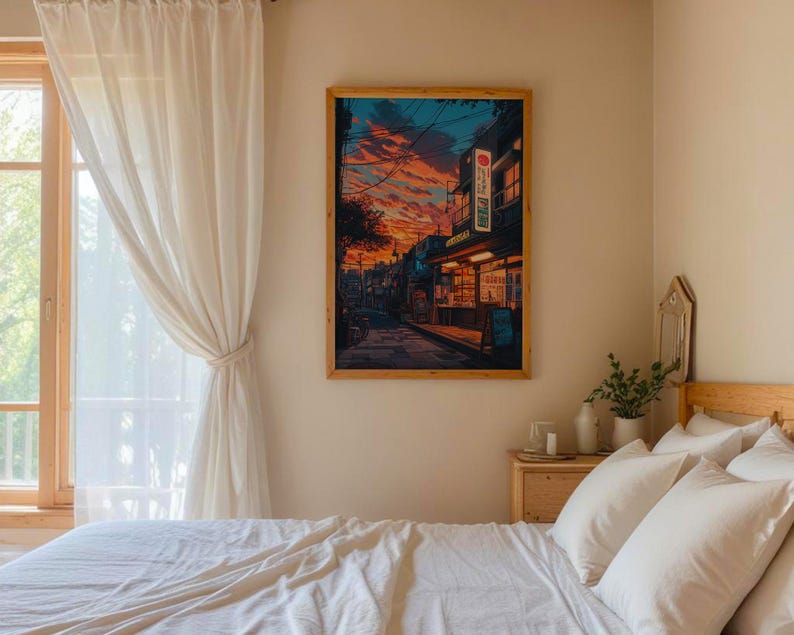 Puede incluir: Una cama blanca con s&aacute;banas y almohadas blancas en un dormitorio con una ventana y una pintura de una calle de la ciudad con un cielo de puesta de sol.