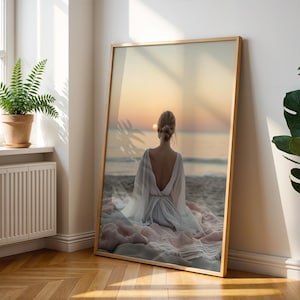 Arte mural de atardecer en la playa - Impresión de una mujer mirando el océano - Decoración costera apacible - Fotografía del atardecer - Póster minimalista bohemio