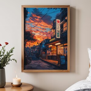 Puede incluir: Una ilustraci&oacute;n enmarcada de una escena callejera japonesa al atardecer. La calle est&aacute; bordeada de edificios, algunos con escaparates, y hay gente caminando por la acera. El cielo es de un naranja y rosa vibrantes, y hay nubes en el cielo. La ilustraci&oacute;n es de estilo realista.