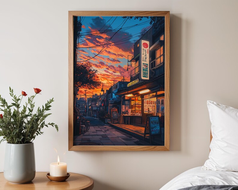 Puede incluir: Una ilustraci&oacute;n enmarcada de una escena callejera japonesa al atardecer. La calle est&aacute; bordeada de edificios, algunos con escaparates, y hay gente caminando por la acera. El cielo es de un naranja y rosa vibrantes, y hay nubes en el cielo. La ilustraci&oacute;n es de estilo realista.