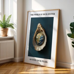 Può includere: Un poster incorniciato con sfondo blu e una conchiglia di ostrica bianca con un globo al suo interno. Il testo sul poster recita "Il mondo è la tua ostrica" e "Vai a trovare la tua perla."