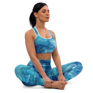 Ocean Energy Yoga Set – Blue Abstract Sports Bra & Leggings – High-Waisted Activewear for Women