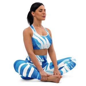 Blue Wave Yoga Set – Striped Sports Bra & Leggings for Women – High-Waisted Ocean Activewear Outfit