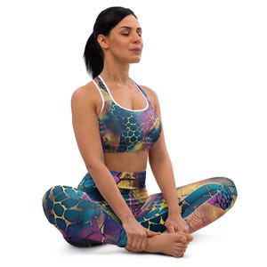 Colorful Abstract Reptile Print Yoga Set – High-Waisted Leggings & Sports Bra for Women – Bold Snake Skin Pattern Activewear