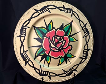 Pintura decorativa de rosa tradicional americana en placa de oro / Arte mural con borde de alambre de púas estilo tatuaje pintado con pintura acrílica