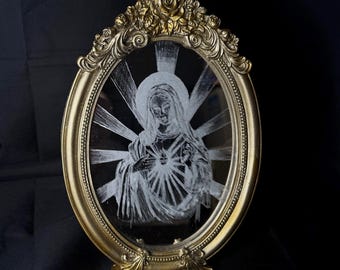 Espejo de tocador dorado de pie, con la Virgen María grabada, regalo católico, decoración religiosa, pequeño espejo de escritorio, arte en vidrio, grabado en vidrio a mano.