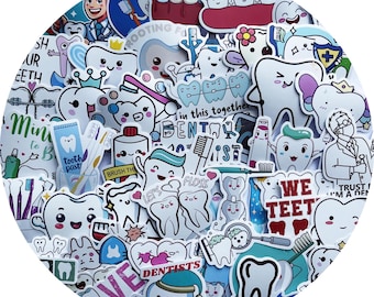 Könnte beinhalten: Eine Sammlung bunter, cartoonartiger Aufkleber mit Zähnen, Zahnbürsten und zahnmedizinischen Sprüchen. Die Aufkleber enthalten Sätze wie "We Teeth", "Trust Me I'm a Dentist", "Let's Floss" und "Brush The Plaque Away".