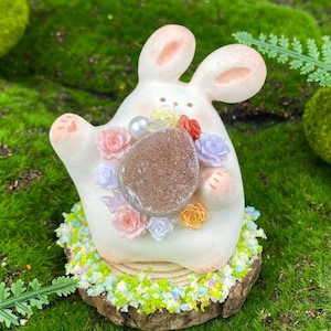 Conejito de huevo de dragón de amatista - Figura decorativa de arcilla hecha a mano - Decoración de escritorio estilo cottagecore de fantasía