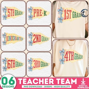 Könnte beinhalten: Eine Sammlung von sechs Wimpel-Designs mit gelbem Hintergrund, weißen Gänseblümchen, blauen Vichy-Schleifen sowie rotem und grünem Text für Klassenstufen von Pre-K bis zur 6. Klasse, dargestellt auf weißen T-Shirts und als einzelne Grafiken.