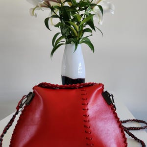Slim Red Leather Shoulder Bag: Vintage Style with Metal Chain