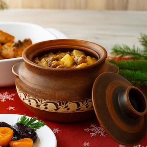 Olla de terracota hecha a mano con diseño tallado, de cerámica rústica de 0,5 l con tapa. Utensilios de cocina de arcilla natural aptos para horno, de Ucrania.