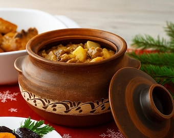 Handmade Terracotta Clay Pot with Carved Pattern 0.5L Rustic Ceramic Casserole Dish with Lid – Oven-Safe Natural Clay Cookware from Ukraine