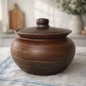 Olla rústica de barro de cocción lenta de 2 l: horno de terracota hecho a mano con tapa, plato de cerámica para comida reconfortante, utensilios de cocina rústicos