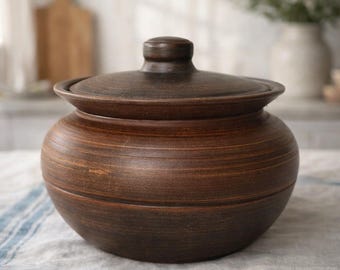 Rustic Clay Slow Cooking Pot 2L – Handmade Terracotta Oven Baker with Lid, Ceramic Comfort Food Dish, Farmhouse Cookware