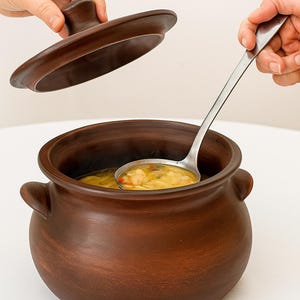 Handgjord lersoppa: Rustikt kök Långkokare