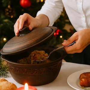 Handmade Clay Casserole Pot with Lid – 2L Terracotta Dutch Oven, Traditional Ukrainian Clay Cookware, Eco Rustic Stew Pot for Oven