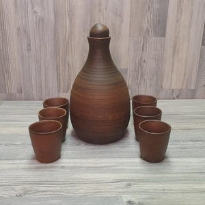 Handgemaakte kleikarafset met 6 shots, 1 l rustieke aardewerkset, traditionele klei voor wodka of whisky, authentiek cadeau voor
